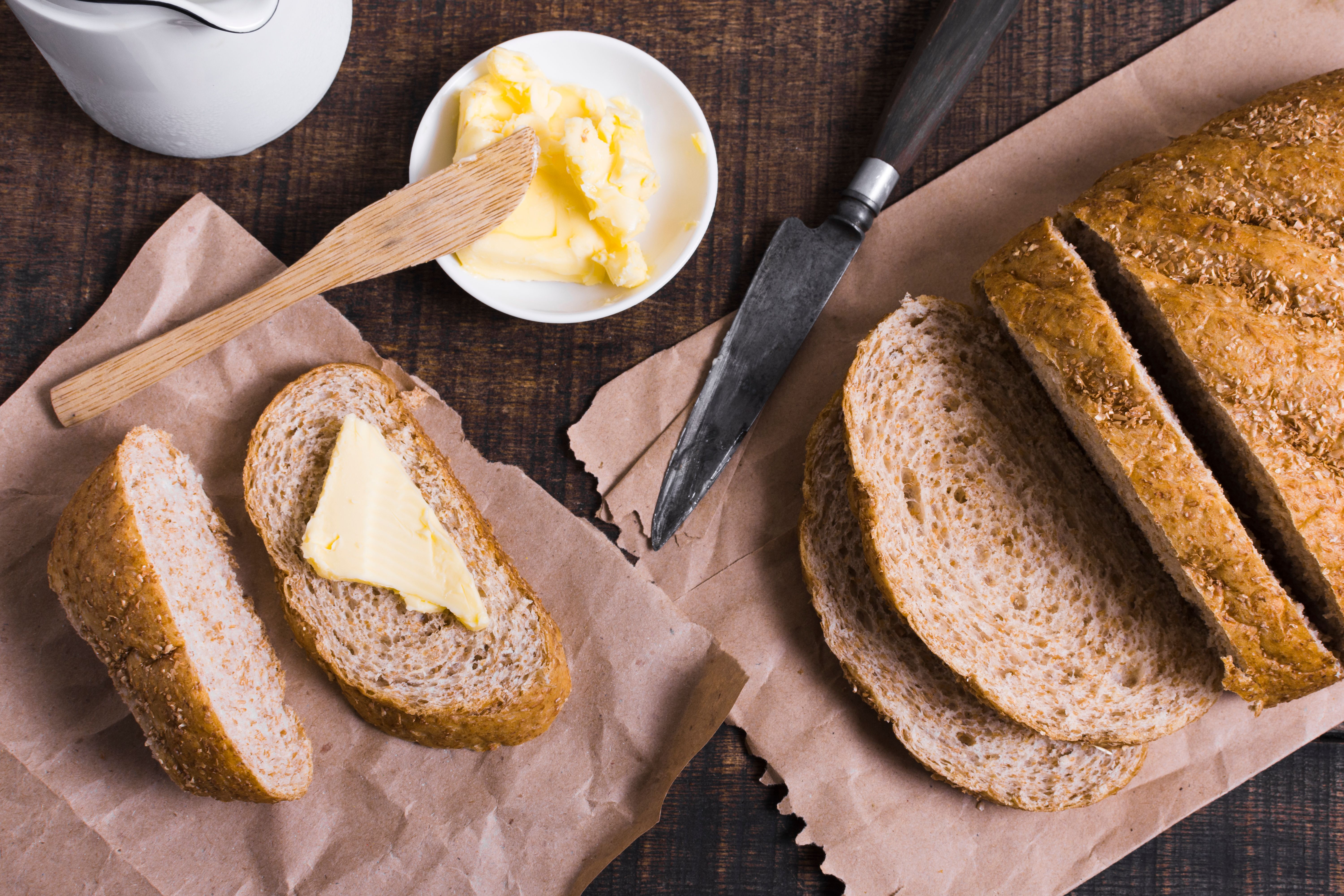 Хлеб с маслом можно есть. Хлеб с маслом. Булка с маслом. Сливочное масло на хлебе. Хлебцы с маслом.